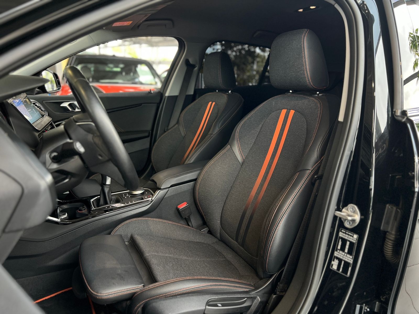 Fahrzeugabbildung BMW 118i Sport Line KLIMA LED NAVI SHZ