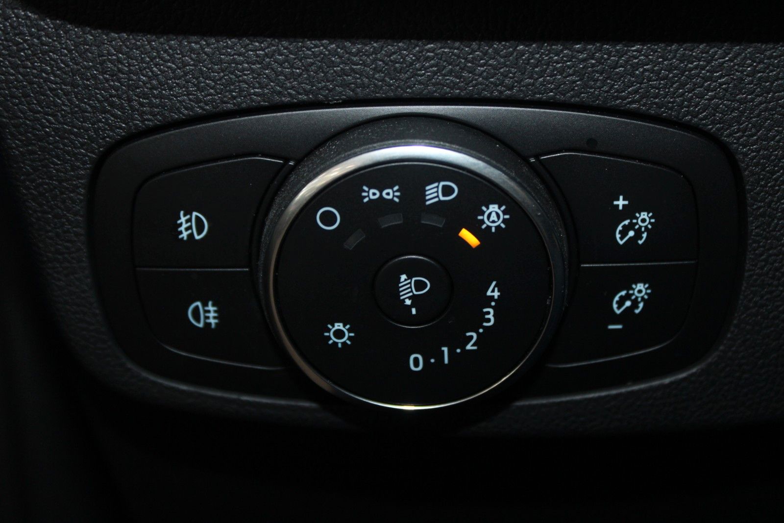 Fahrzeugabbildung Ford Focus Cool & Connect Aut. LED CAM PDC WinterPak.