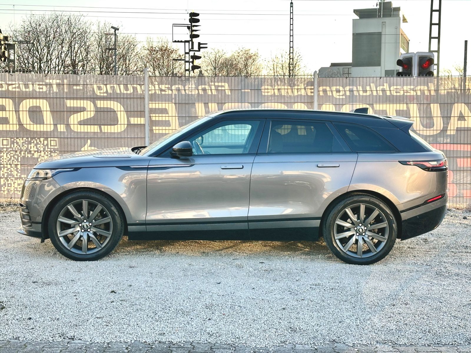 Fahrzeugabbildung Land Rover RANGE ROVER VELAR R-DYNAMIC*PANO+21`LM+MATRIX*
