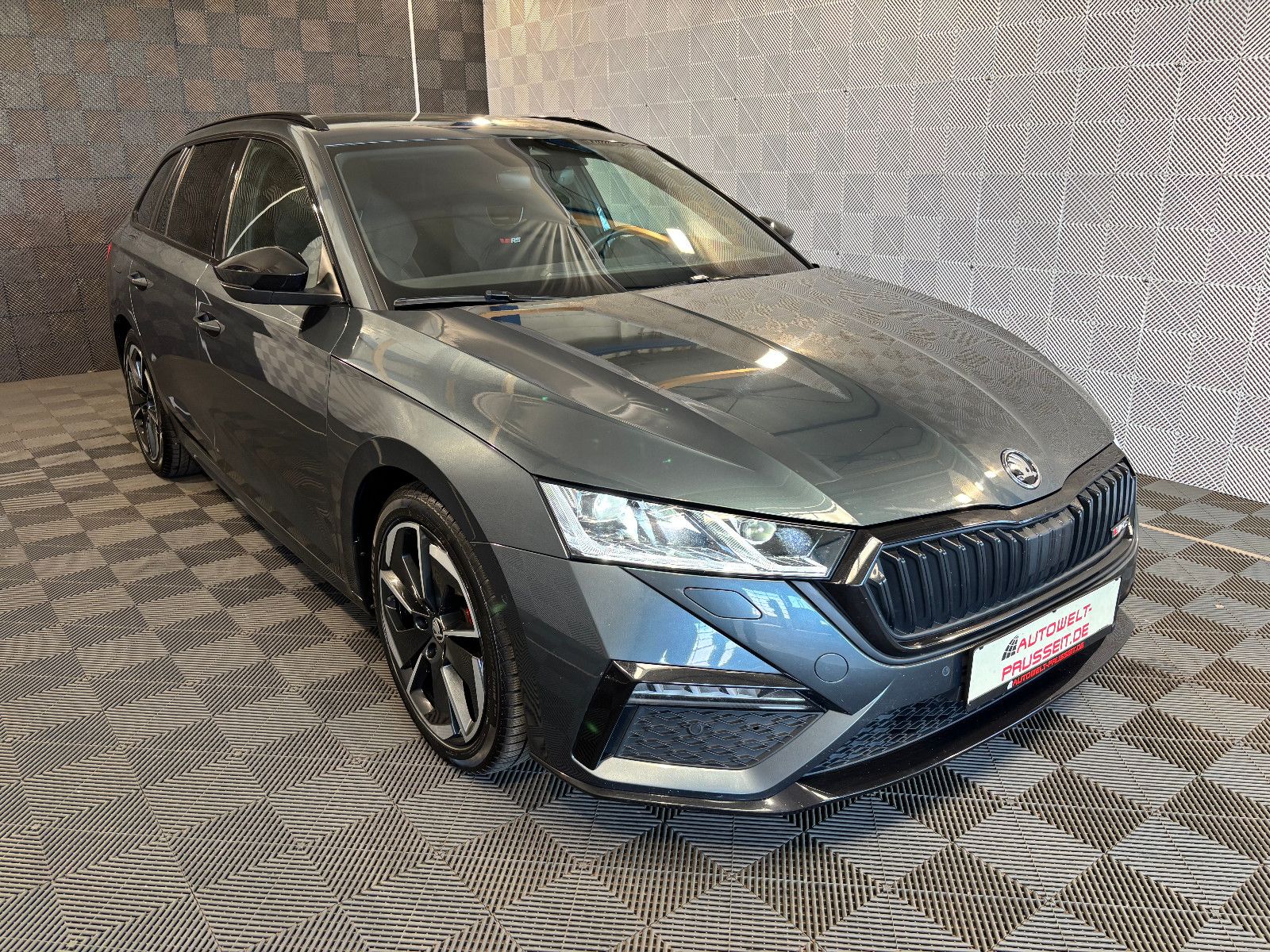 Gebrauchtwagen Skoda Octavia Octavia Combi RS*ACC*LED-HEAD UP-NAVI-TOTW-18" in Fulda
