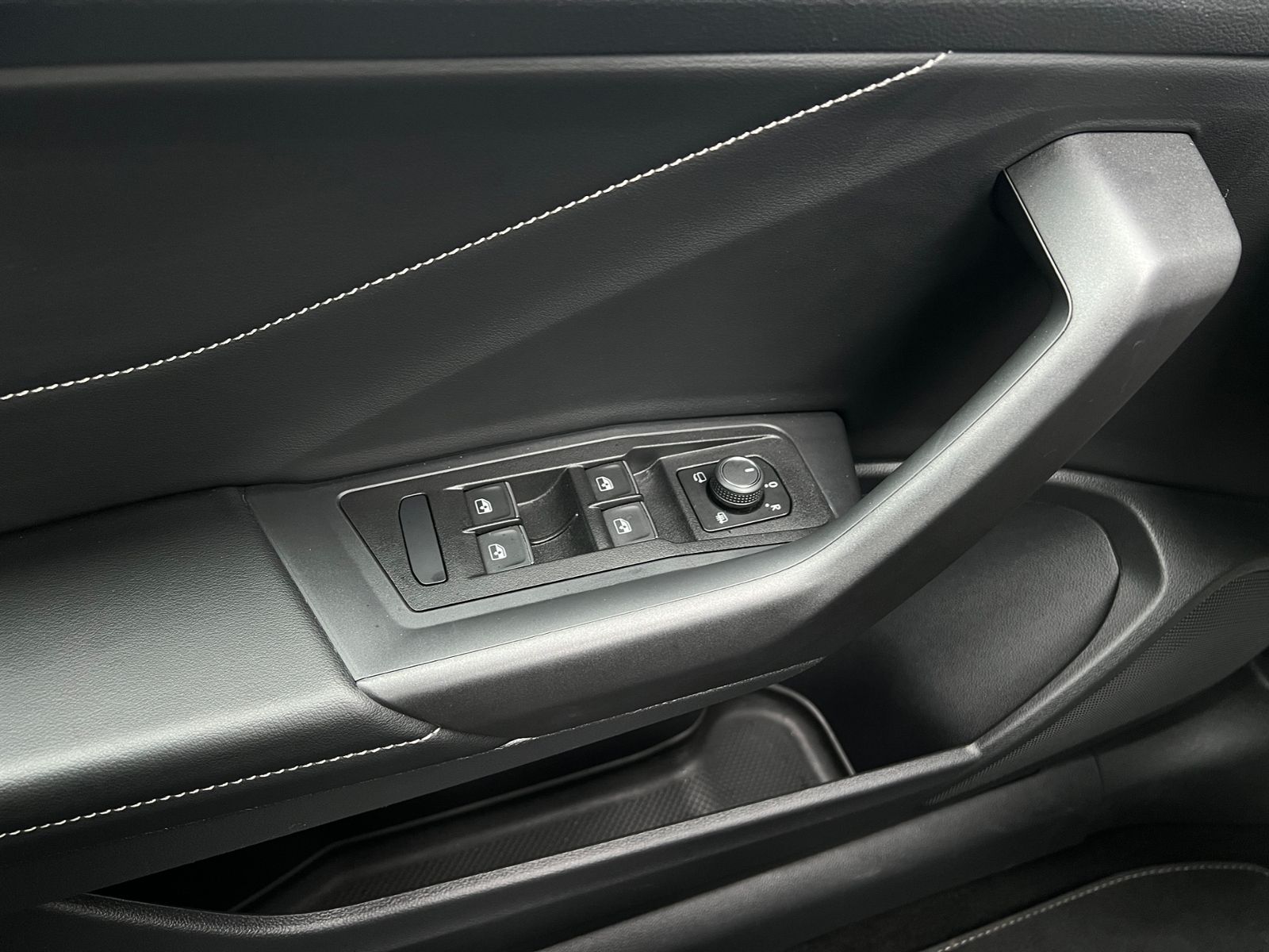 Fahrzeugabbildung Volkswagen T-Roc Cabriolet R-Line 1.5 TSI DSG *AHK, LED, Bl