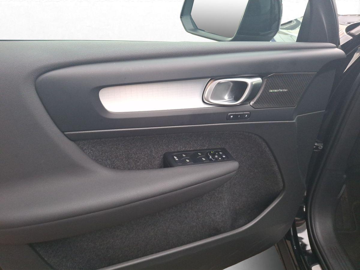 Volvo XC40 B3 Plus Black Edition AHK H/K 360° LED 20"