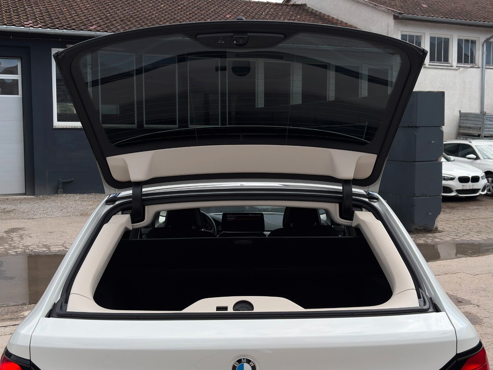 Fahrzeugabbildung BMW 530i Touring SHAD NAPPA HuD ACC SHZ SBL CAM PDC