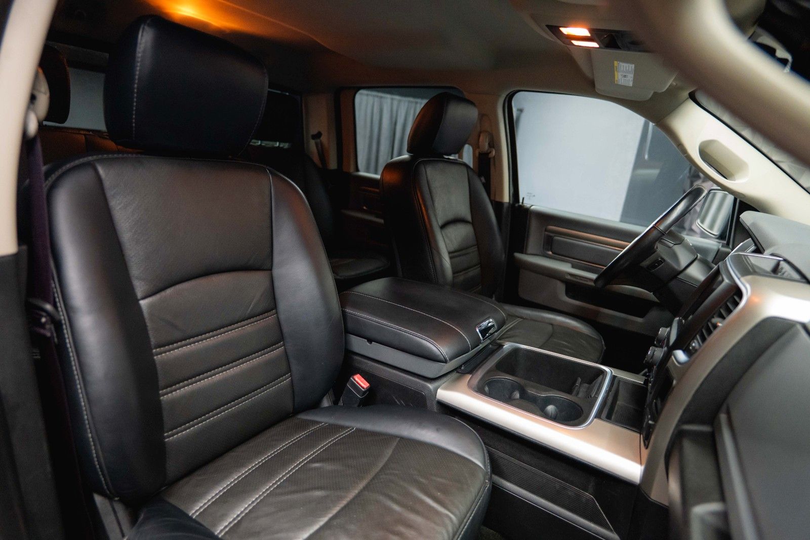 Fahrzeugabbildung Dodge RAM 5.7 V8 HEMI 4x4 Offroad Night  LONGBED*LPG*