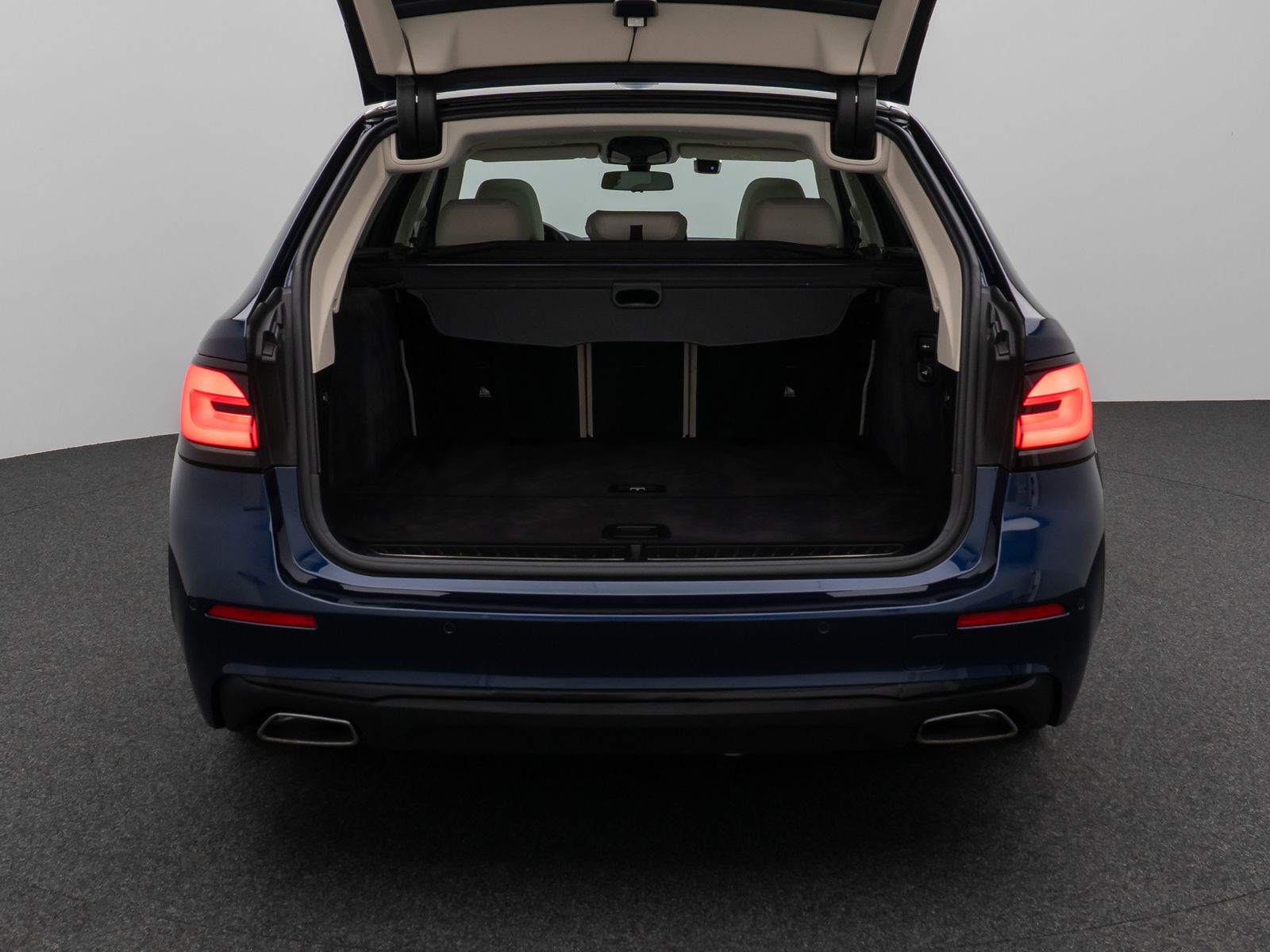 Fahrzeugabbildung BMW 530d xD Panoram Kamera HUD DAB HiFi SoftCl Sport