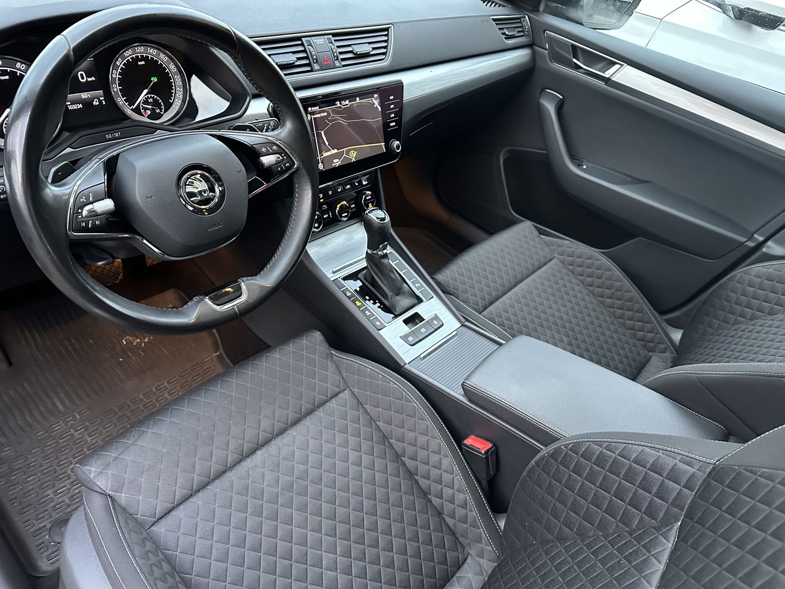 Fahrzeugabbildung SKODA Superb Combi iV 1.4 TSI NAV+LED+AHK+PANO+18ZO+PP