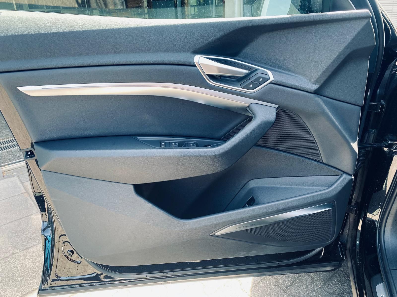 Fahrzeugabbildung Audi e-tron 55 Quat S LINE LUFT+LED+NAVI+SHZ+KAM+B&O+