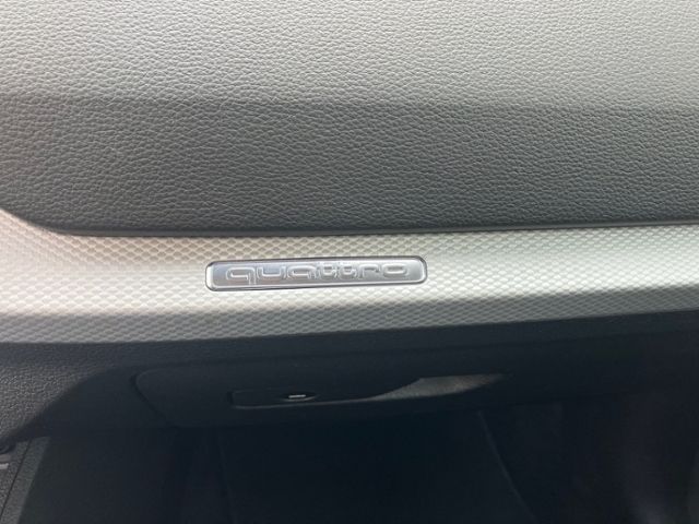 Q2 40 TFSI quattro S line LED NAVI LEDER