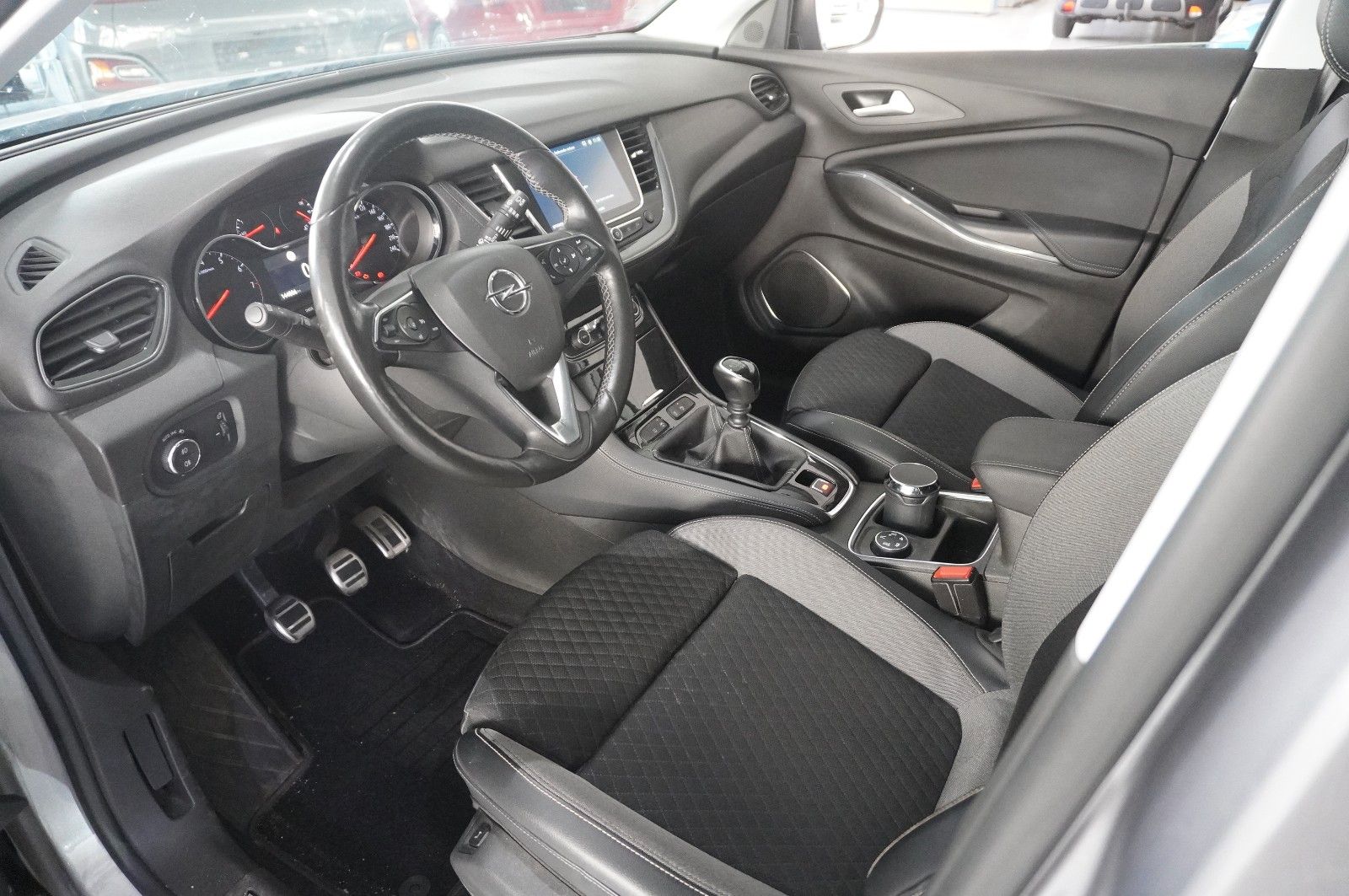 Fahrzeugabbildung Opel Grandland (X) 1.2T INNOV. NAVI/LED/KAMERA/PANO.