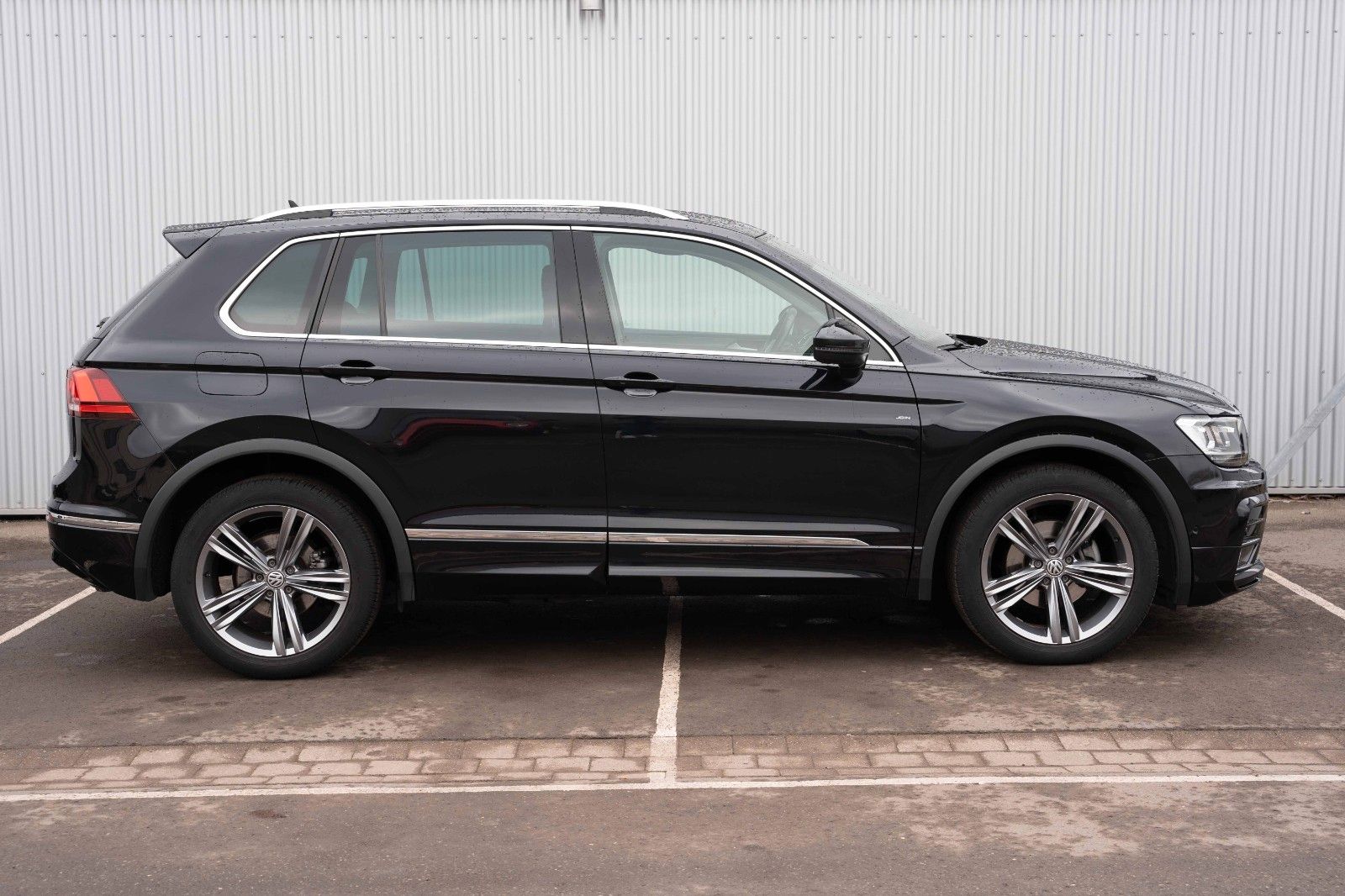 Fahrzeugabbildung Volkswagen TIGUAN R-LINE 2.0 TDI DSG LED KAM LANE TEMP ACC