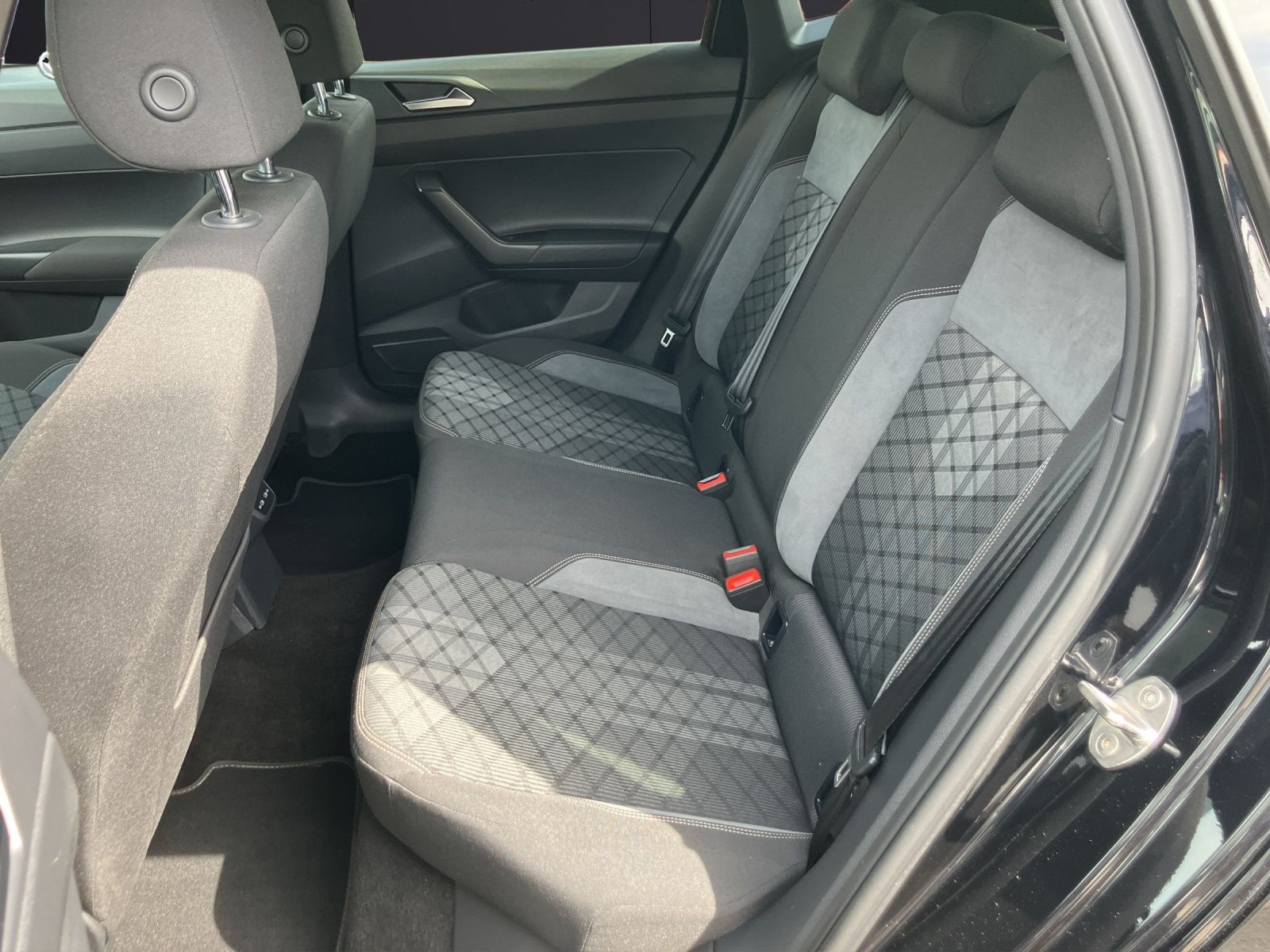 Fahrzeugabbildung Volkswagen Polo TSI R-line DSG Matrix AID RFK SH LM