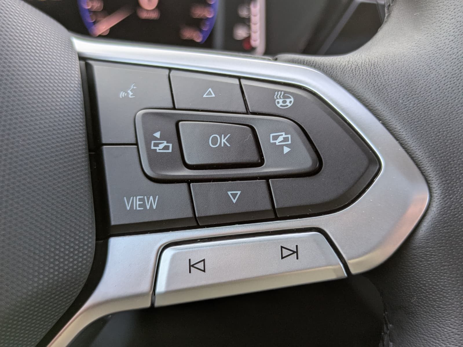 Fahrzeugabbildung Volkswagen Touran 2.0 DSG R-Line High BLACK Pano 7Si IQ AHK