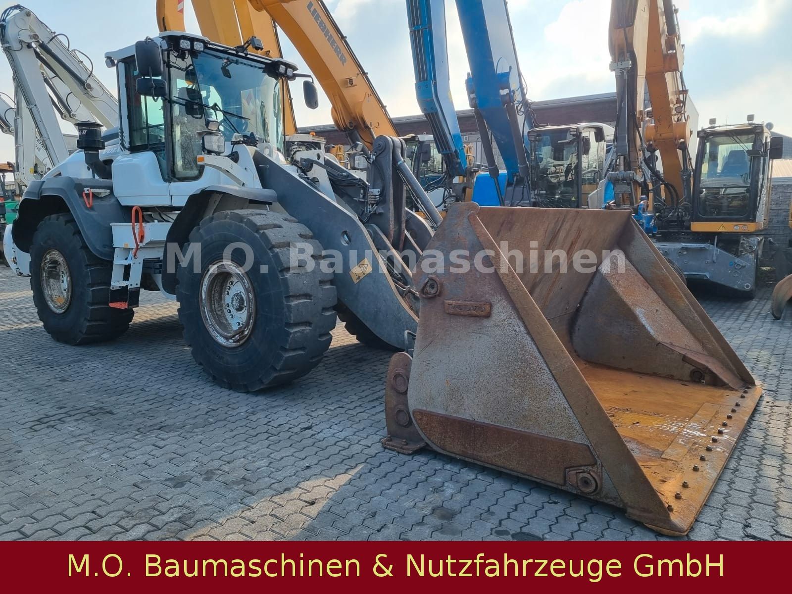 Fahrzeugabbildung Volvo L 120 H /3+4. Steuerkreis / BSS/Hochkippschaufel