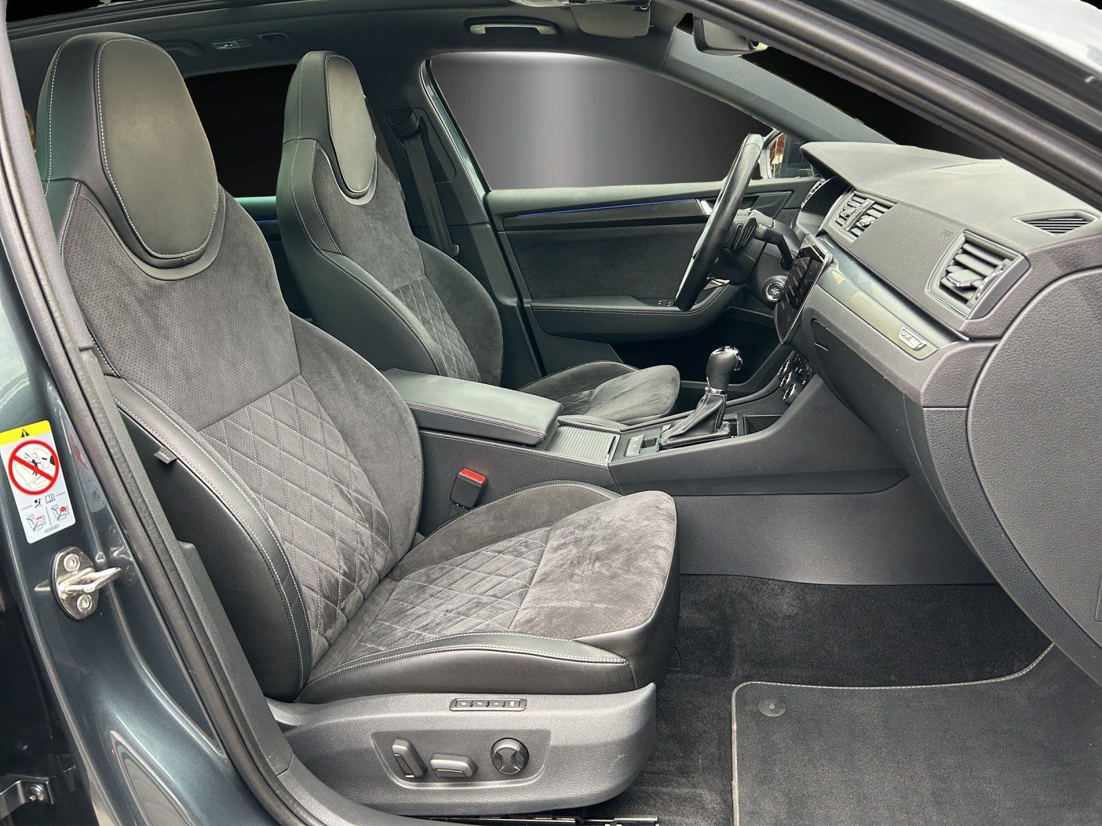 Fahrzeugabbildung SKODA Superb Combi 2.0 TDI Sportline/PANO/ACC/VIRTUAL/