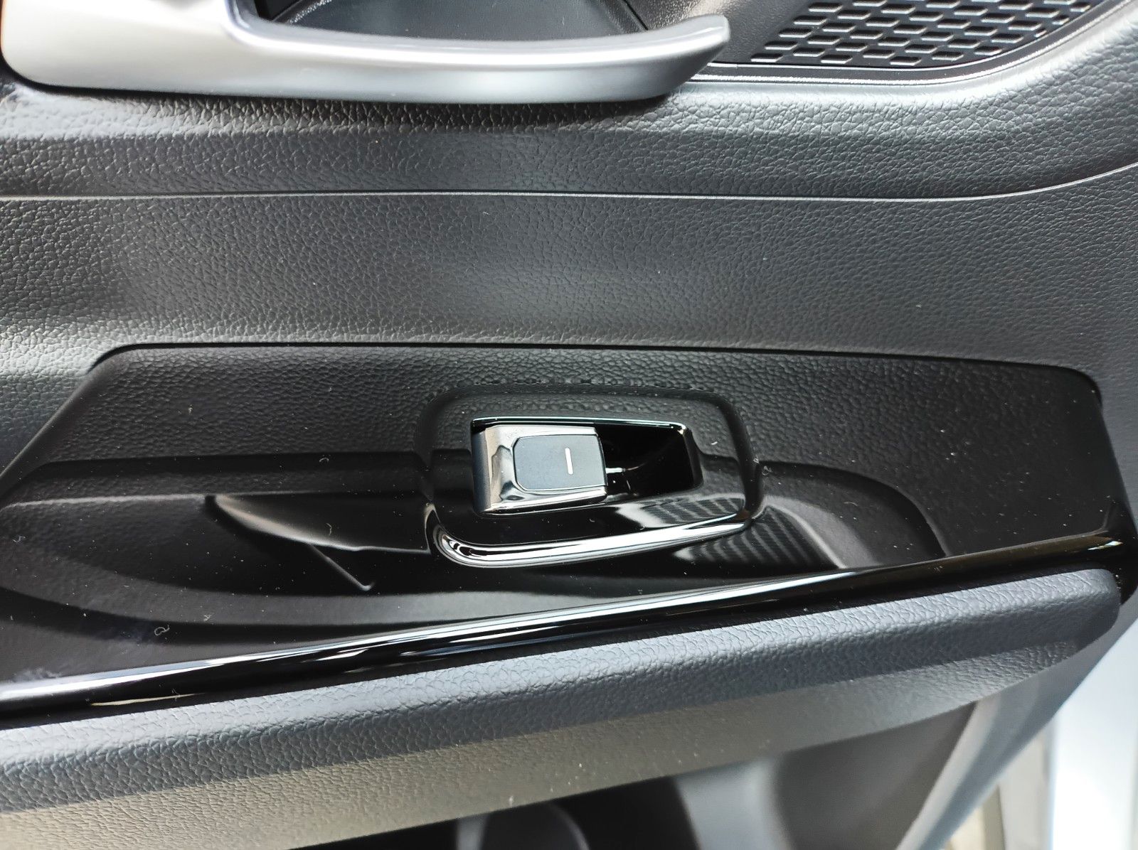 Fahrzeugabbildung KGM KORANDO+BLISS+LH+KEYLESS GO+KAMERA+SH+LED+KLIMA2