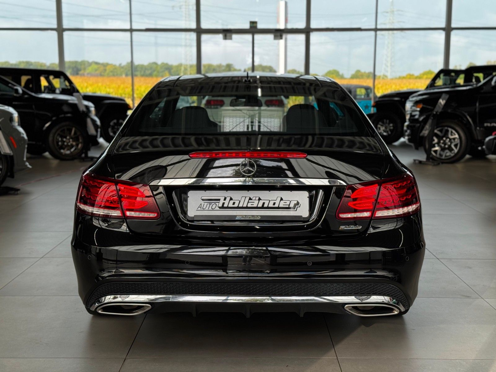 Fahrzeugabbildung Mercedes-Benz E 200 CGI Coupe Sportpaket AMG-Line Pano Leder