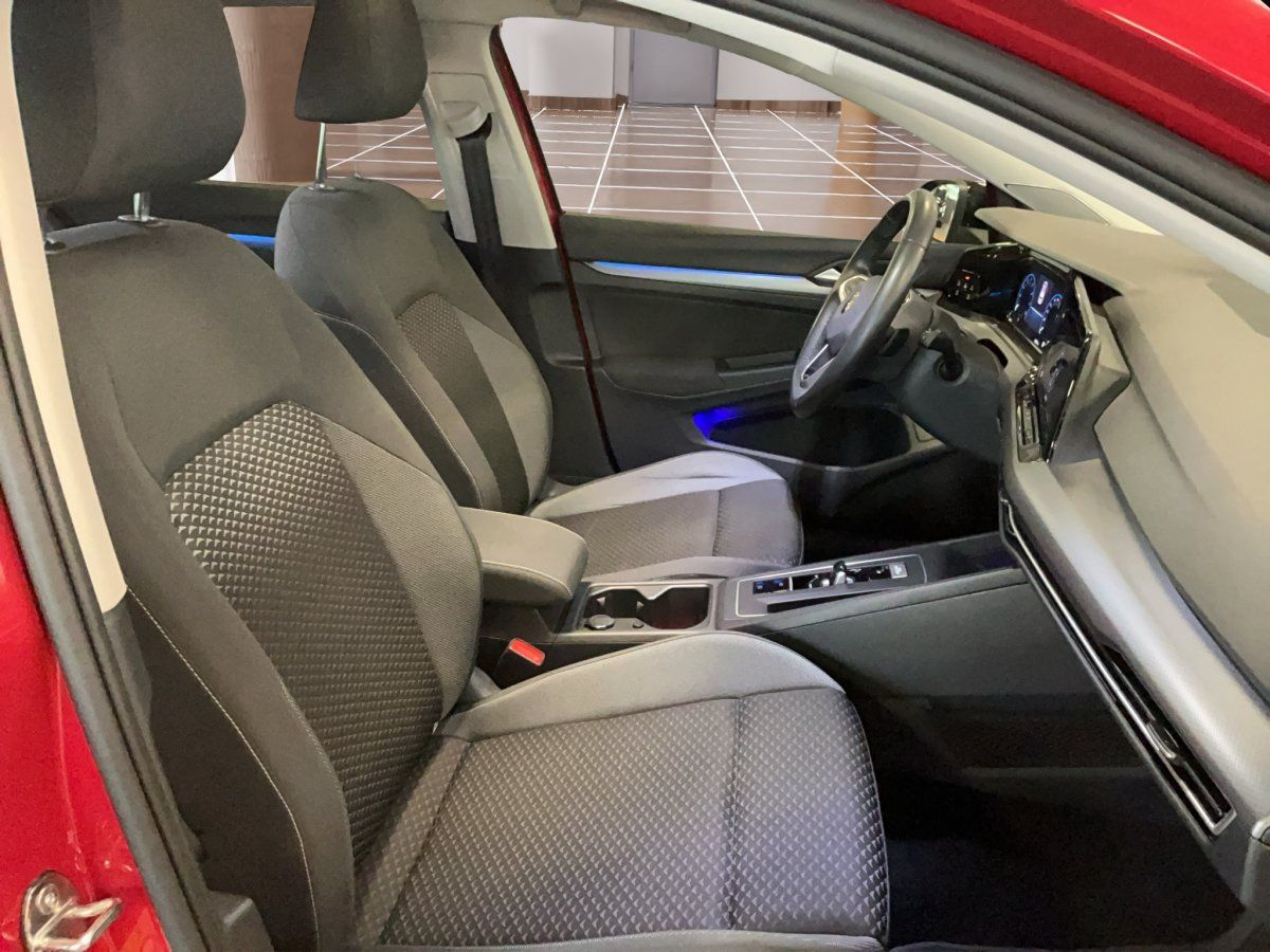 Fahrzeugabbildung Volkswagen Golf VIII Active 1.5 eTSI DSG Pano LED