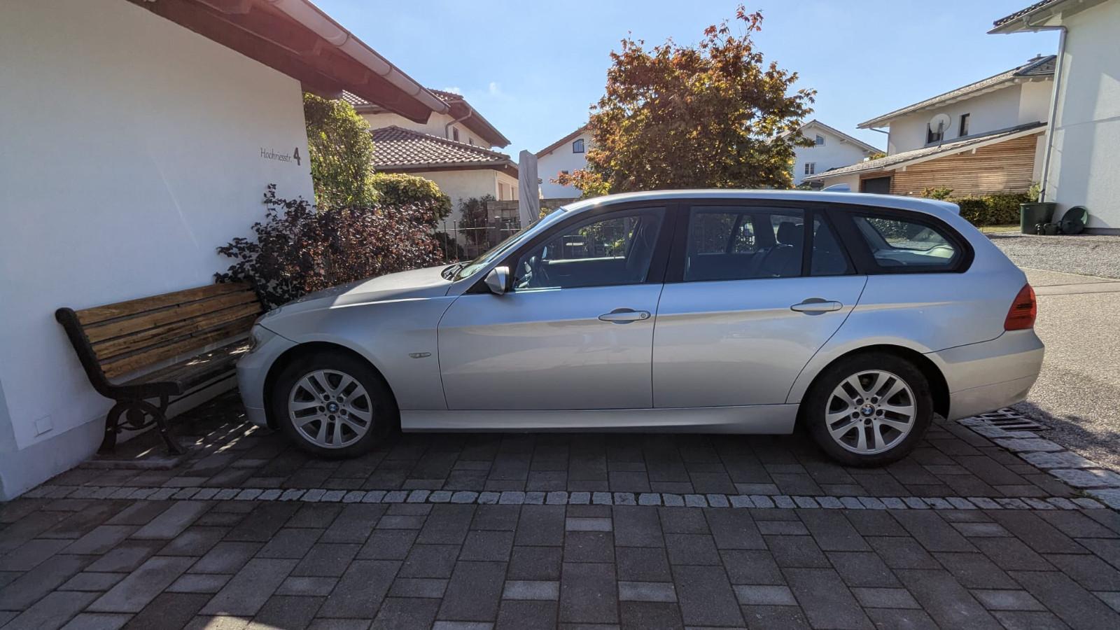 BMW 320 2006 — rear view