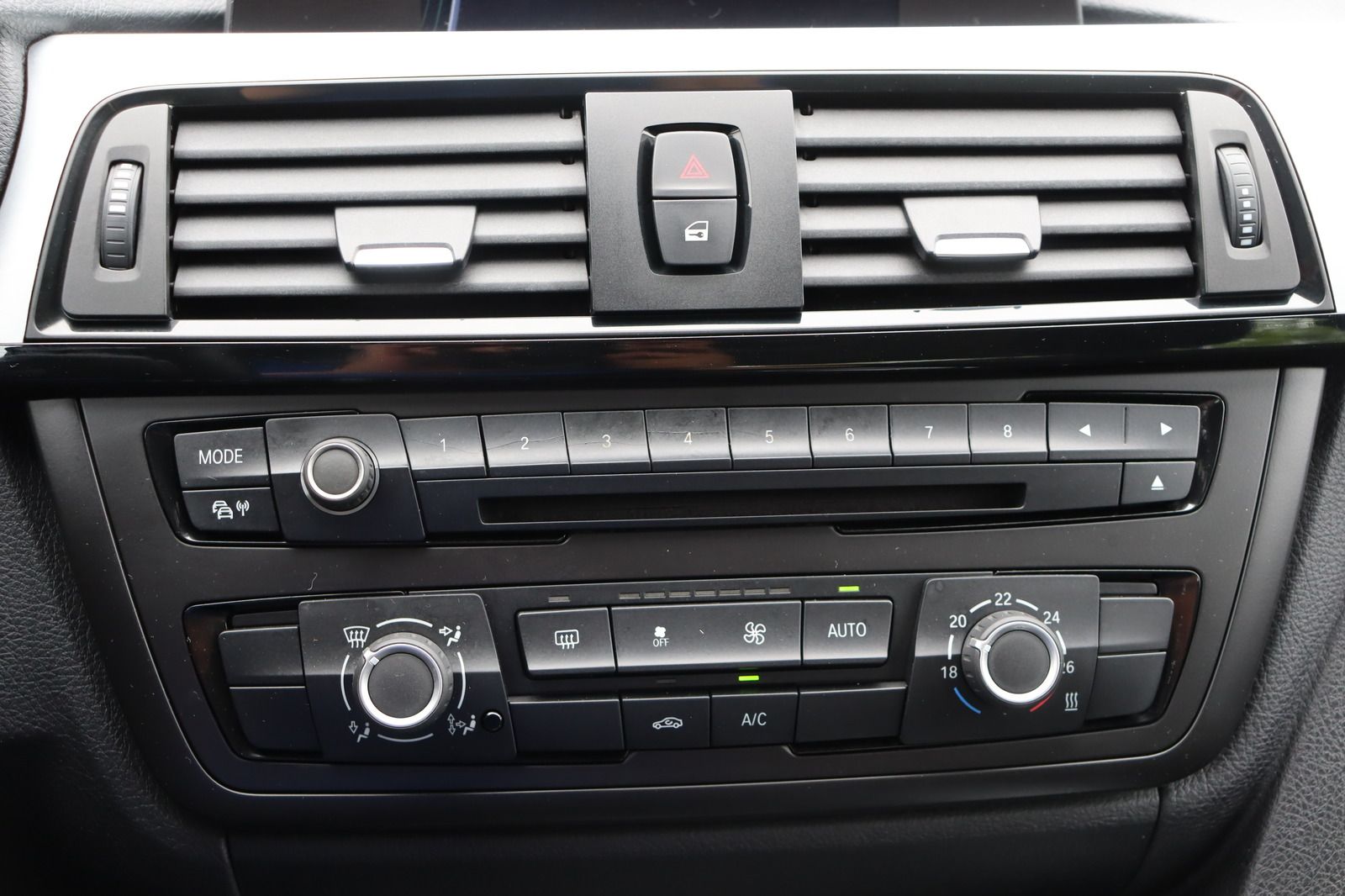 Fahrzeugabbildung BMW 320 i * AHK * Navi * SD