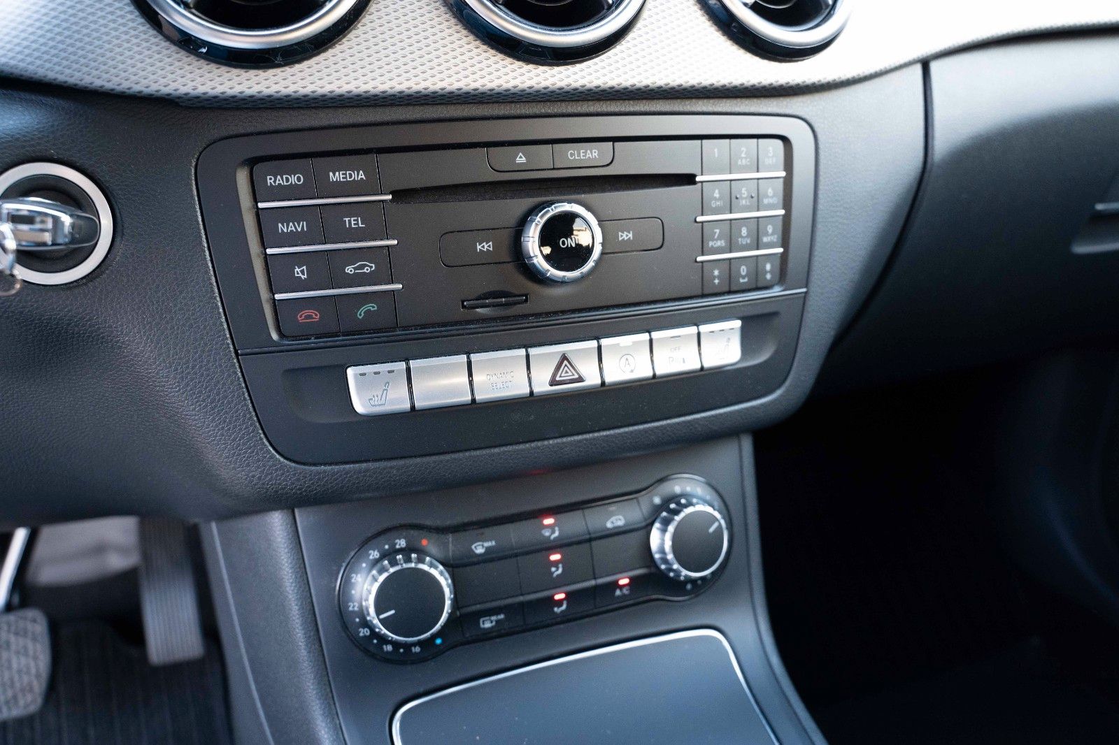 Fahrzeugabbildung Mercedes-Benz B 200 KAM PDC MFL XENON AHK -WENIG KM-