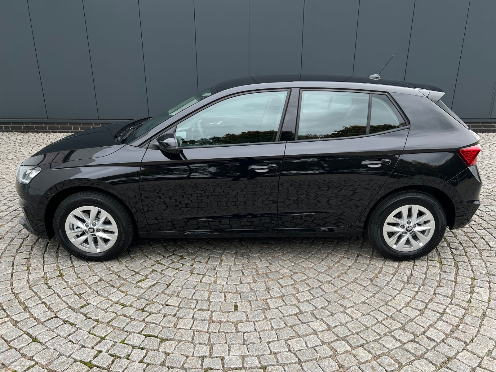 Fahrzeugabbildung SKODA Fabia Edition 130 1.0 TSI DSG *Garantie, LED, 15