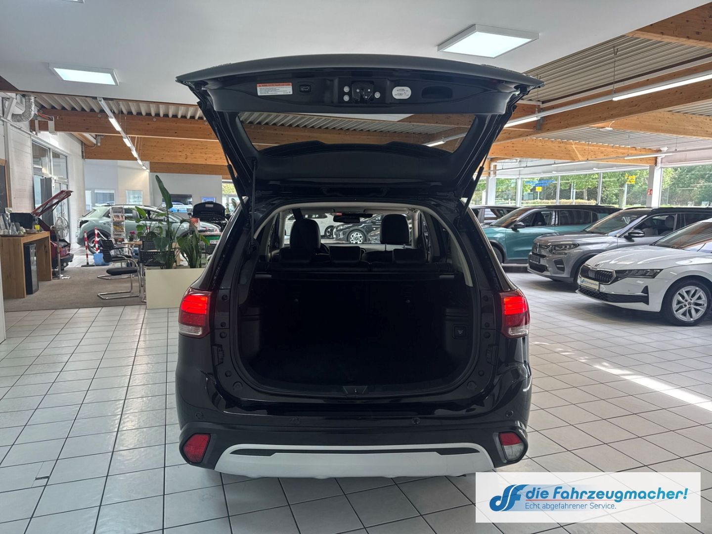 Fahrzeugabbildung Mitsubishi Outlander PHEV Plus 4WD StandHZG LED ACC El. Hec