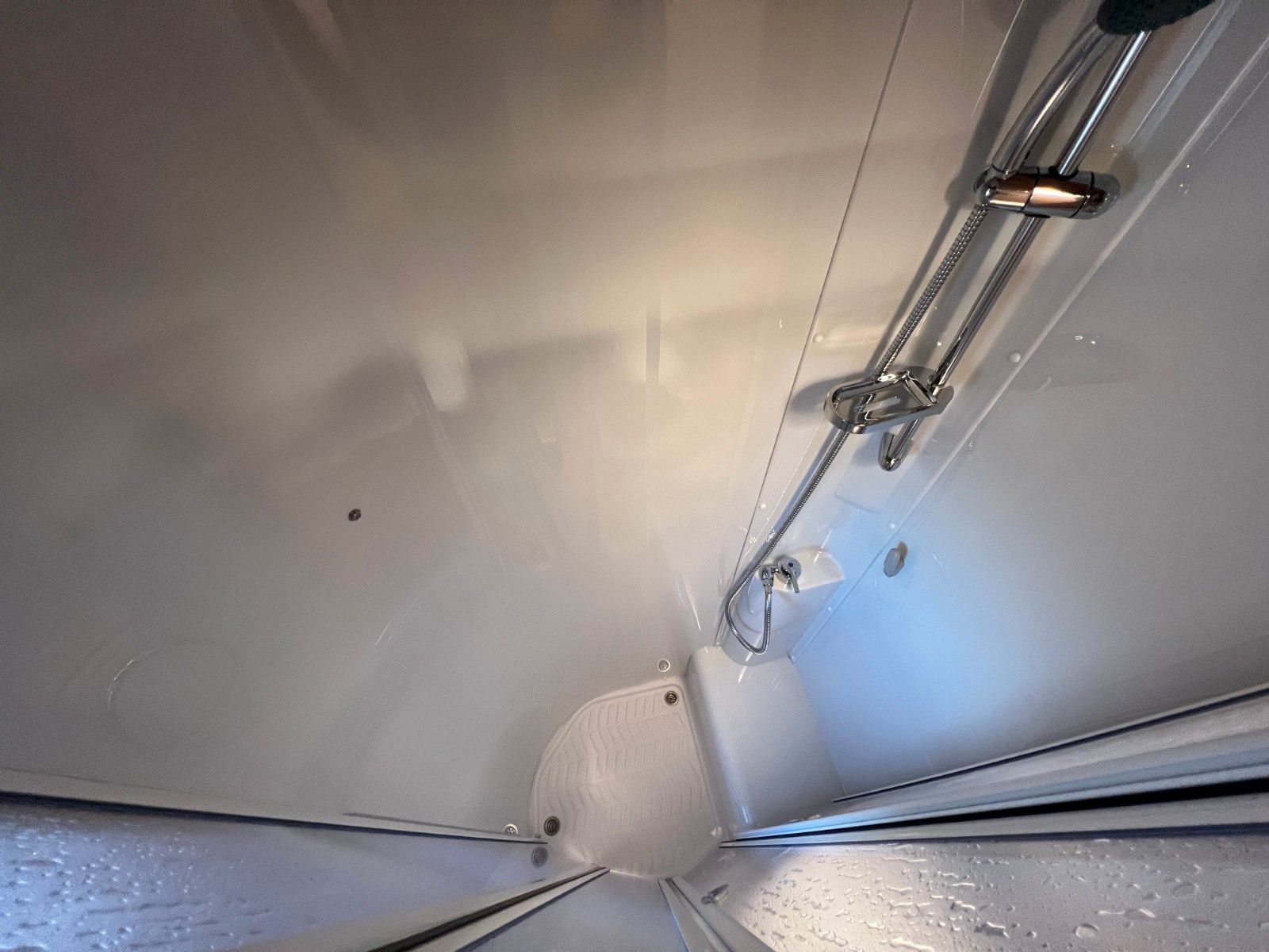 Fahrzeugabbildung Weinsberg CaraCompact Suite 640 MEG ED Pepper 2025