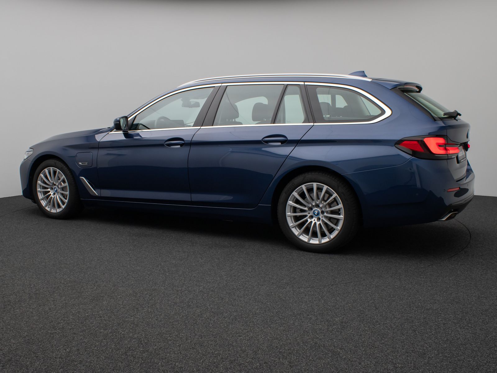 Fahrzeugabbildung BMW 530e Kamera Laser HUD DAB AHK Komfort Alarm ACC