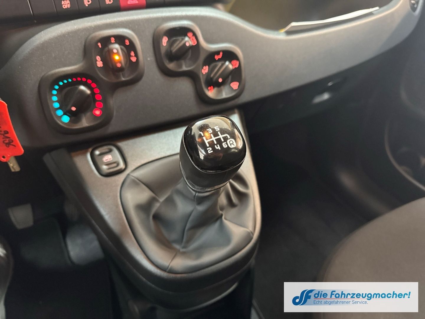 Fahrzeugabbildung Fiat Pandina Hybrid Radio BT Digitales Cockpit Spurha