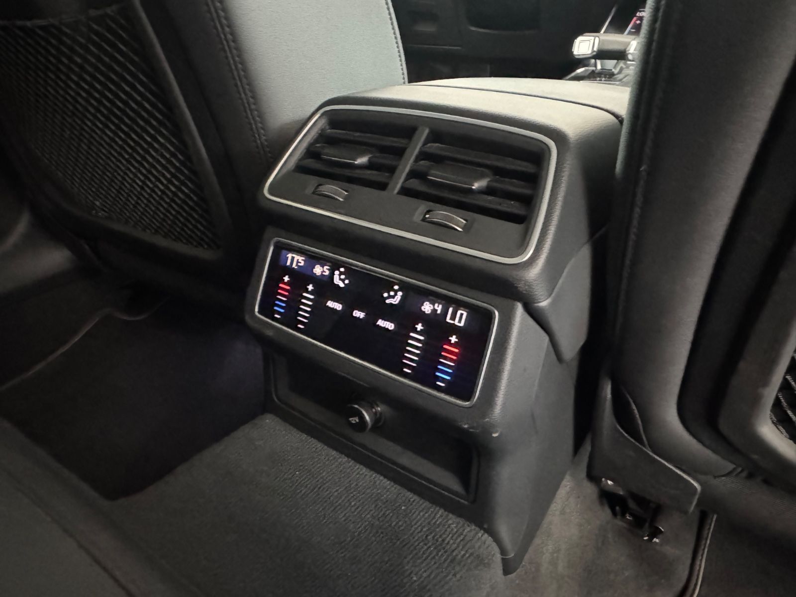 Fahrzeugabbildung Audi A6 55 TFSI e quattro/S-Line/HUD/LED/TeiLeder/360