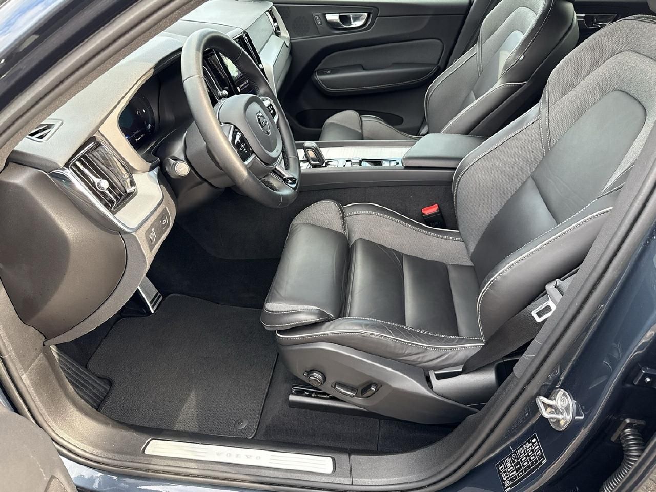 Fahrzeugabbildung Volvo XC60 R Design 2WD