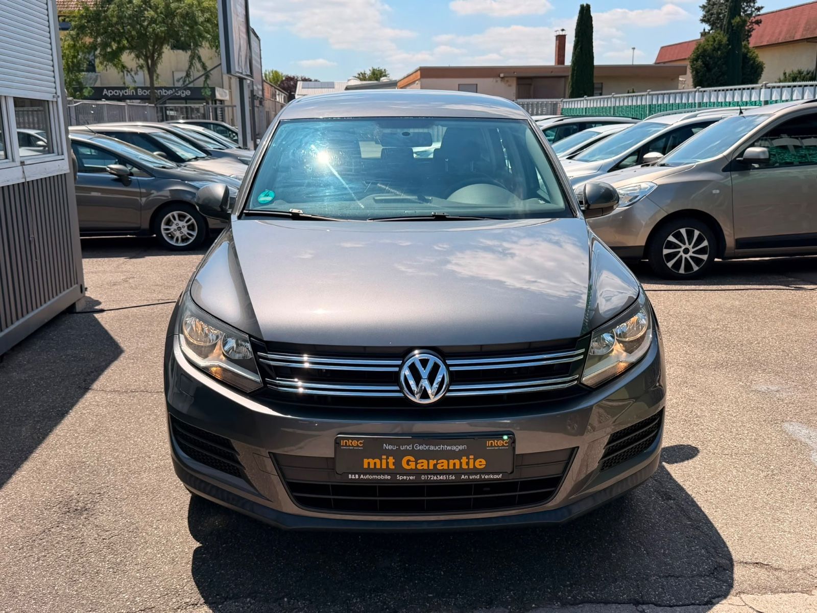 Volkswagen Tiguan - 1