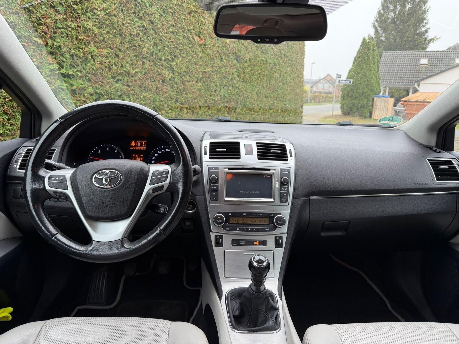 Toyota Avensis 2013 — photo 13