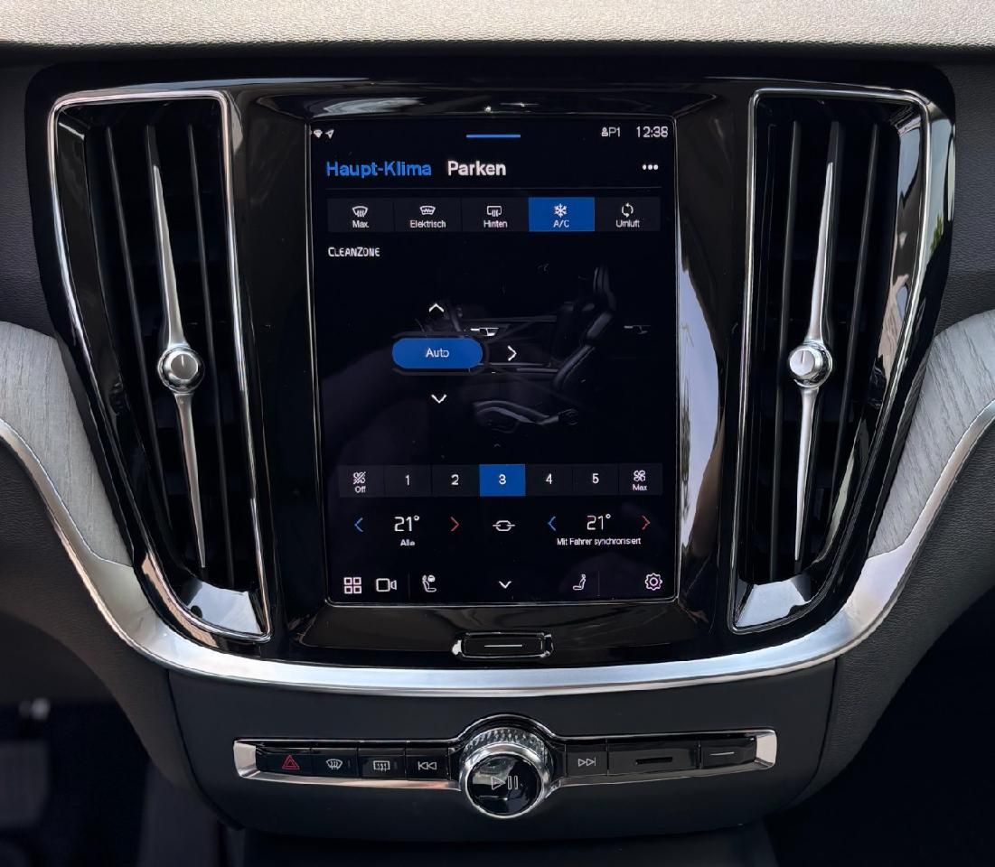 Fahrzeugabbildung Volvo V60 Kombi Plus Dark LED DAB AHK ACC Harman Kardo