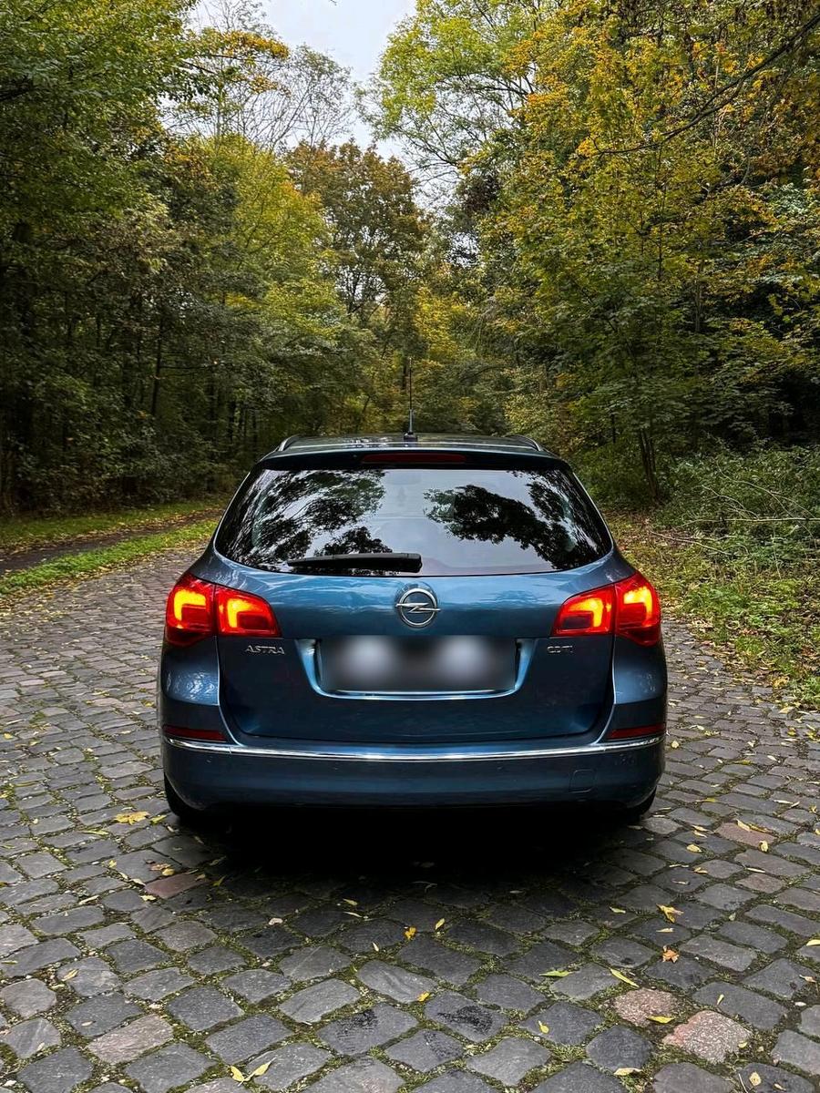 Opel Astra 2013 — photo 8
