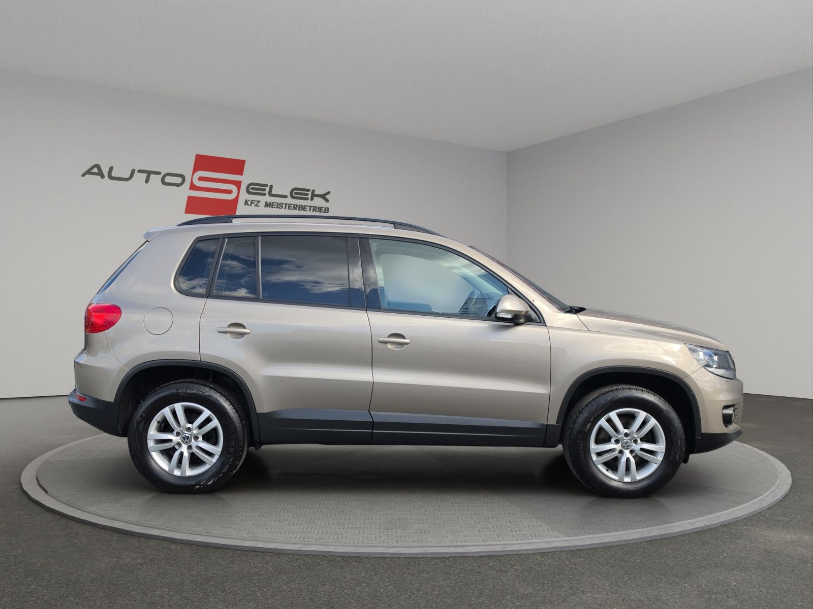 Fahrzeugabbildung Volkswagen Tiguan AHK TEMPOMAT PDC SHZ TÜV SERVICE NEU