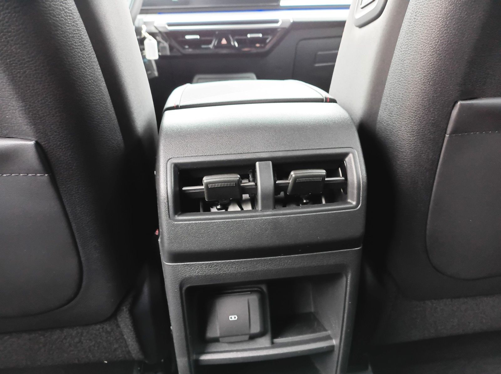 Fahrzeugabbildung KGM ACTYON+CORE+20ZOLL+SH VO+HI+AMBIENTE+KAMERA+++++