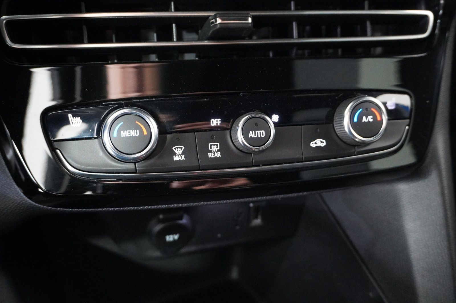 Fahrzeugabbildung Opel Mokka-e ULTIMATE 1-PHASIG NAVI/LED/KAMERA/DAB+