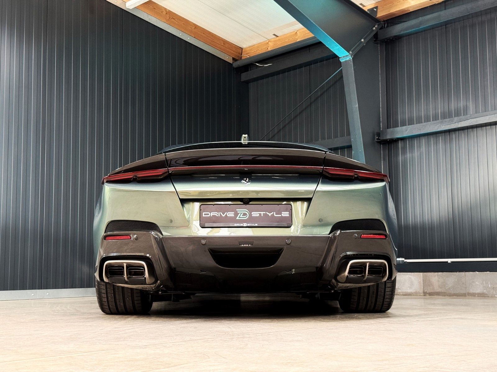 Fahrzeugabbildung Ferrari 12Cilindri + Cabon + Lift + Verde Minerale Metal