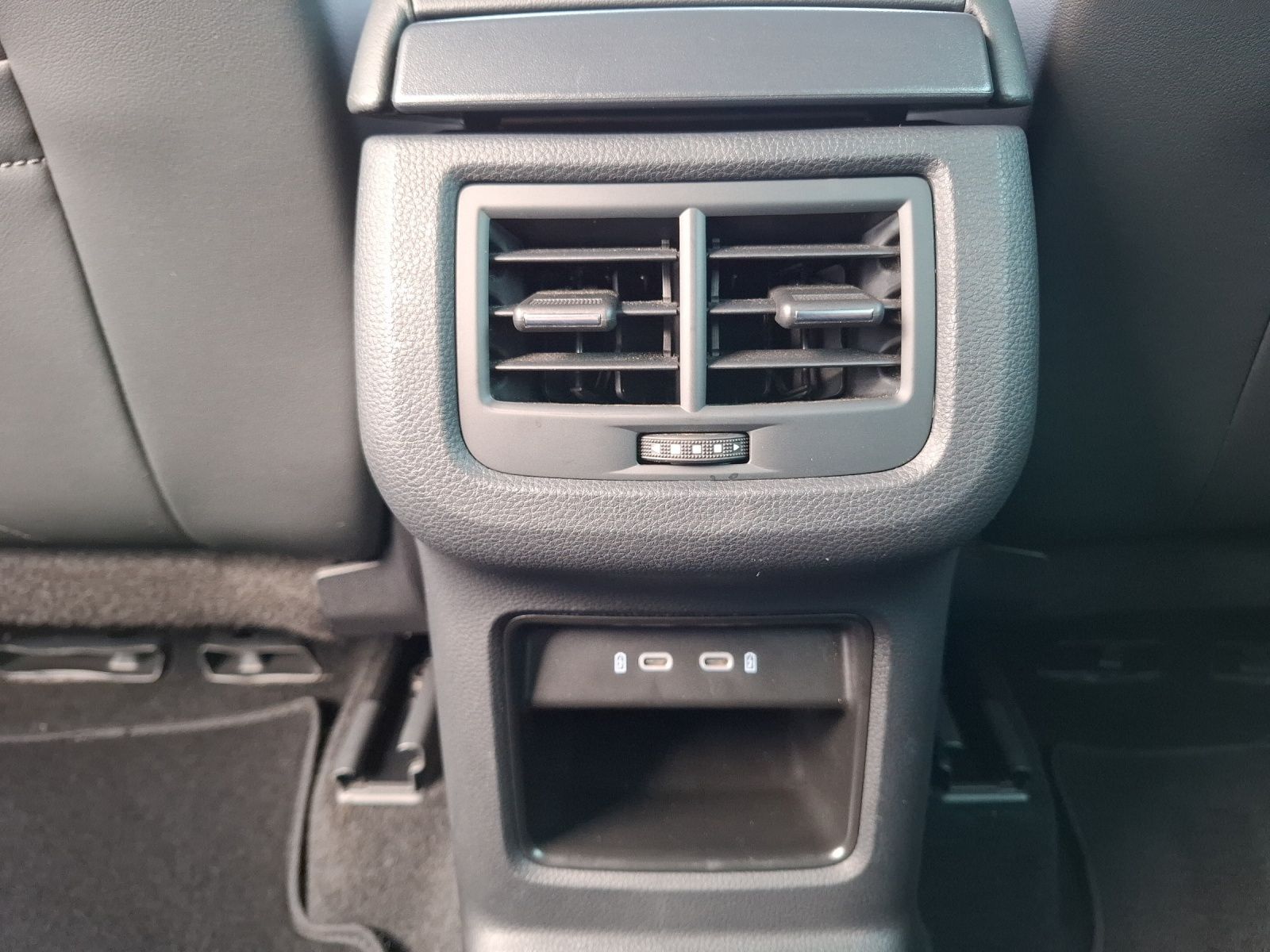 Fahrzeugabbildung SEAT Ateca TSI Xperience DSG LED Navi AID GRA RFK SH