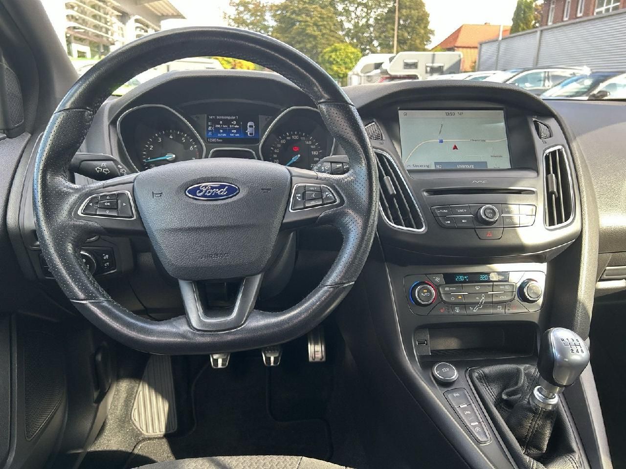 Fahrzeugabbildung Ford Focus Lim. 1,0 ST-Line