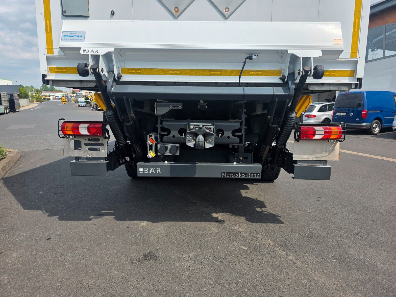 Fahrzeugabbildung Mercedes-Benz Arocs 1827 A 4x4 LBW Tür+Treppe Schalter 2 Stück