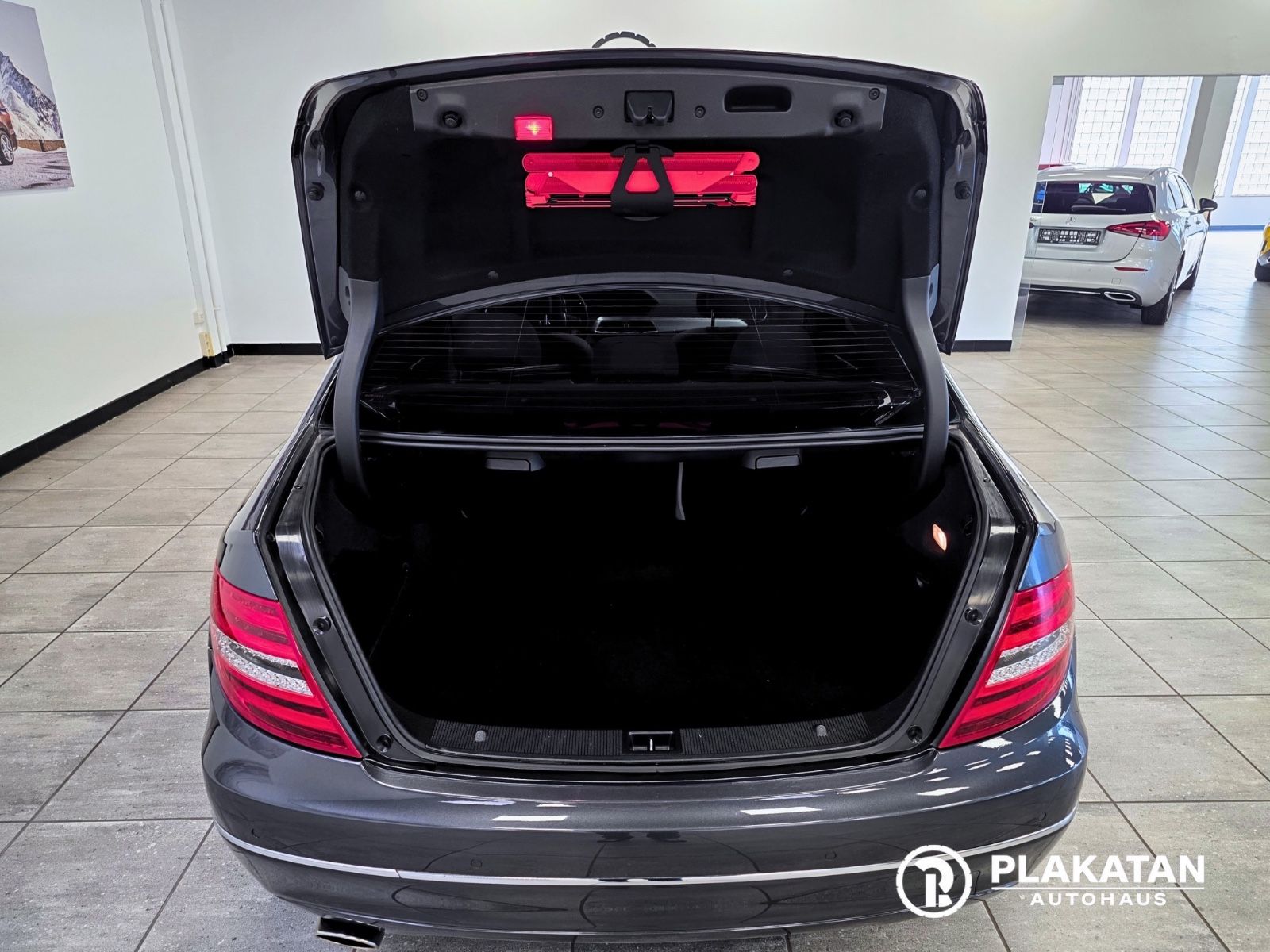 Fahrzeugabbildung Mercedes-Benz C 200 CGI Avantgarde Bi-Xenon AdaptLicht