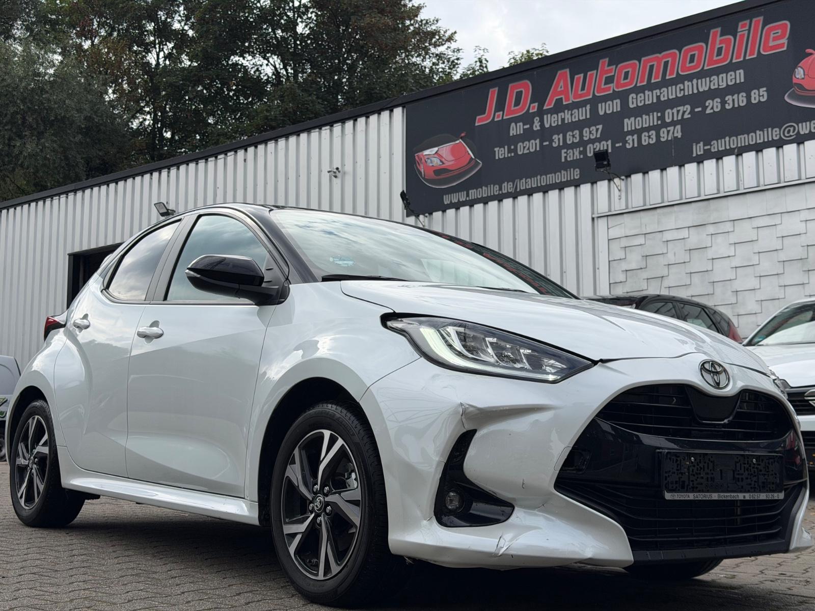 Toyota Yaris 1.5-l-VVT-i Hybrid 116 CVT Black & White