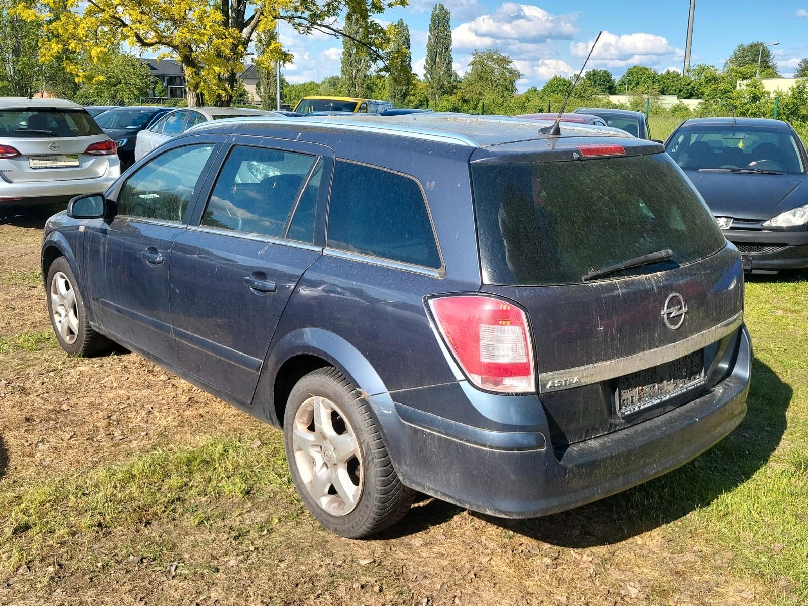 Opel Astra 2008 — rear view