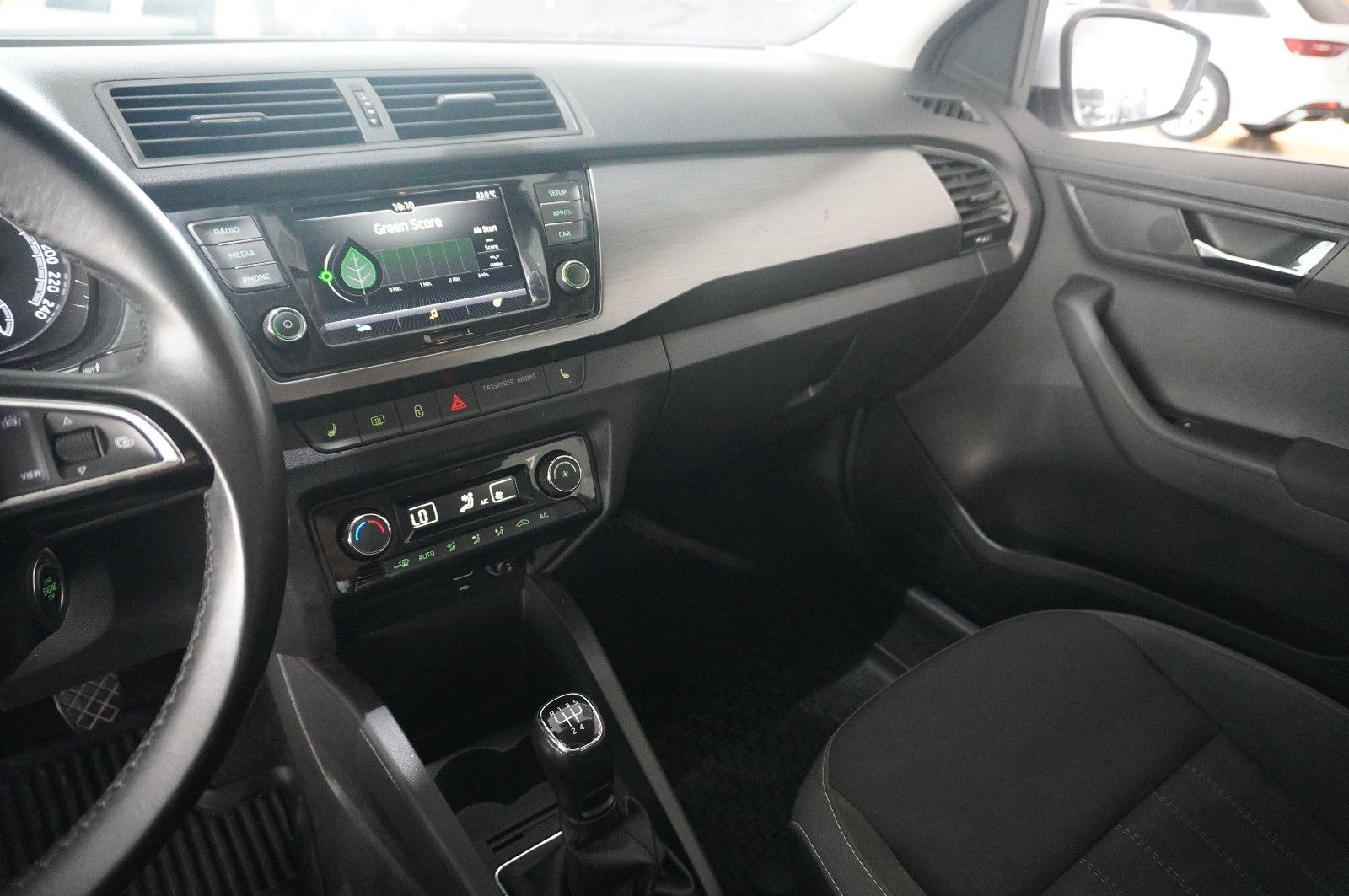 Fahrzeugabbildung SKODA Fabia Combi 1.0 TSI STYLE NAVI/LED/SHZ/PDC/TEMP.