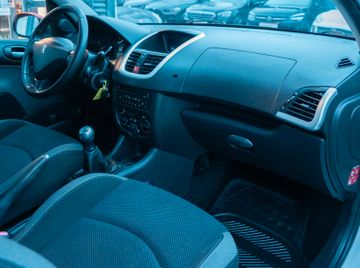 Fahrzeugabbildung Peugeot 206 + Basis KLIMA|BC|ALLWETTER|