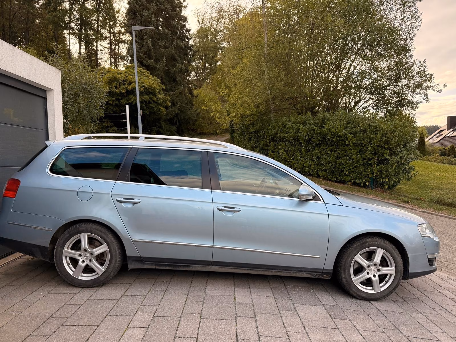 Volkswagen Passat 2009 — rear view