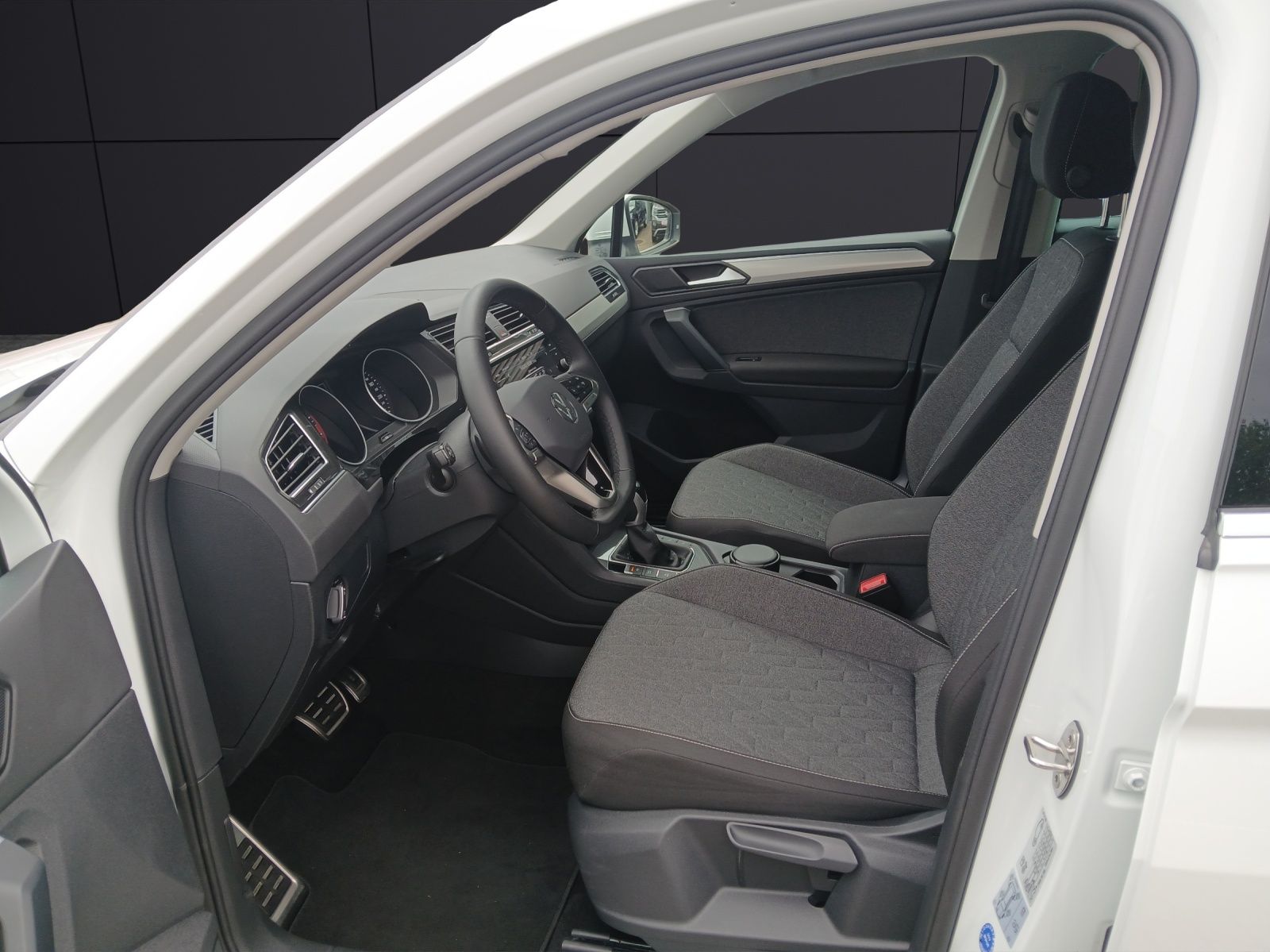Fahrzeugabbildung Volkswagen Tiguan TSI Move DSG LED Navi ACC RFK SH LM