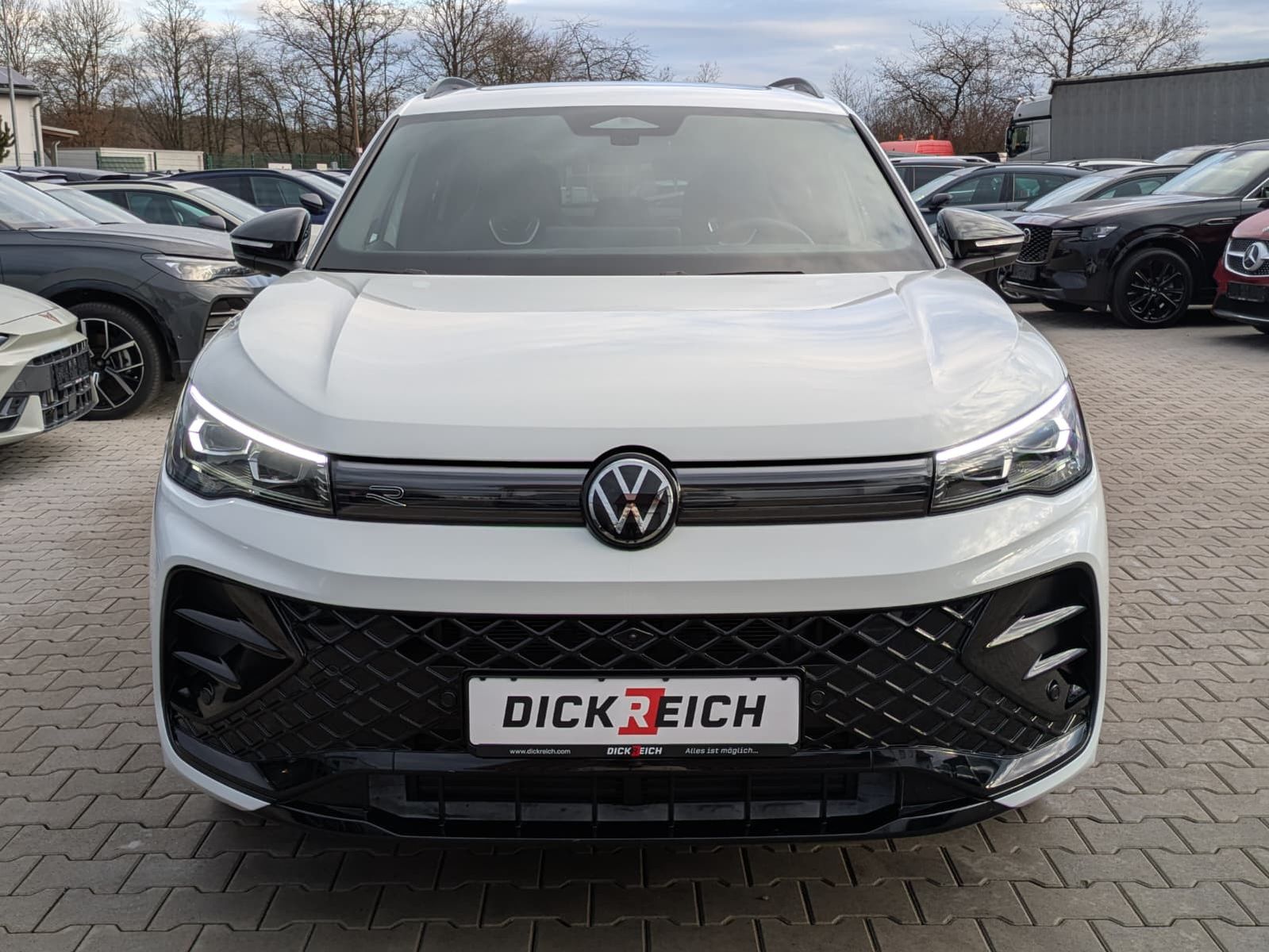 Fahrzeugabbildung Volkswagen Tiguan 2.0 TDI 4M R-Line PANO*H&K*AHK*MATRIX*20"